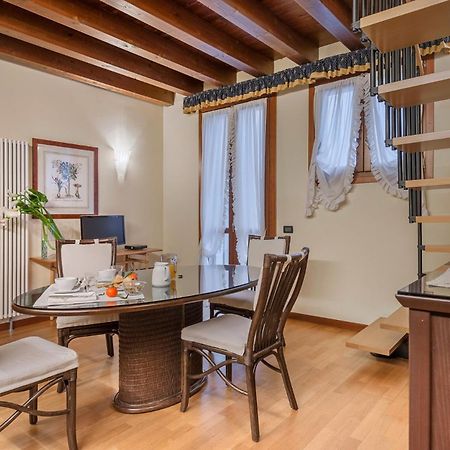 Palazzo Brando - Living Apartments เตรวิโซ ภายนอก รูปภาพ