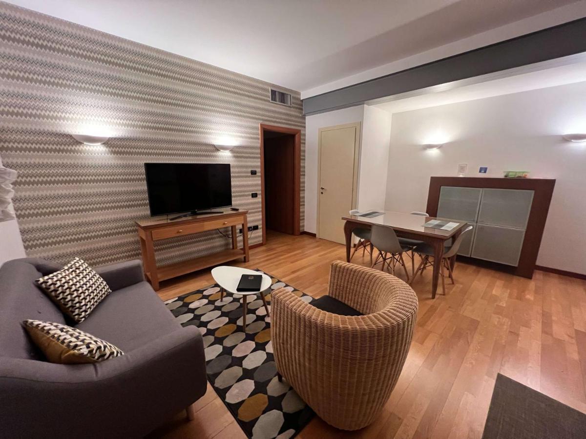 Palazzo Brando - Living Apartments เตรวิโซ ภายนอก รูปภาพ