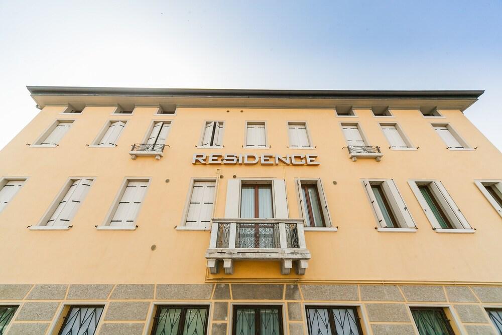 Palazzo Brando - Living Apartments เตรวิโซ ภายนอก รูปภาพ