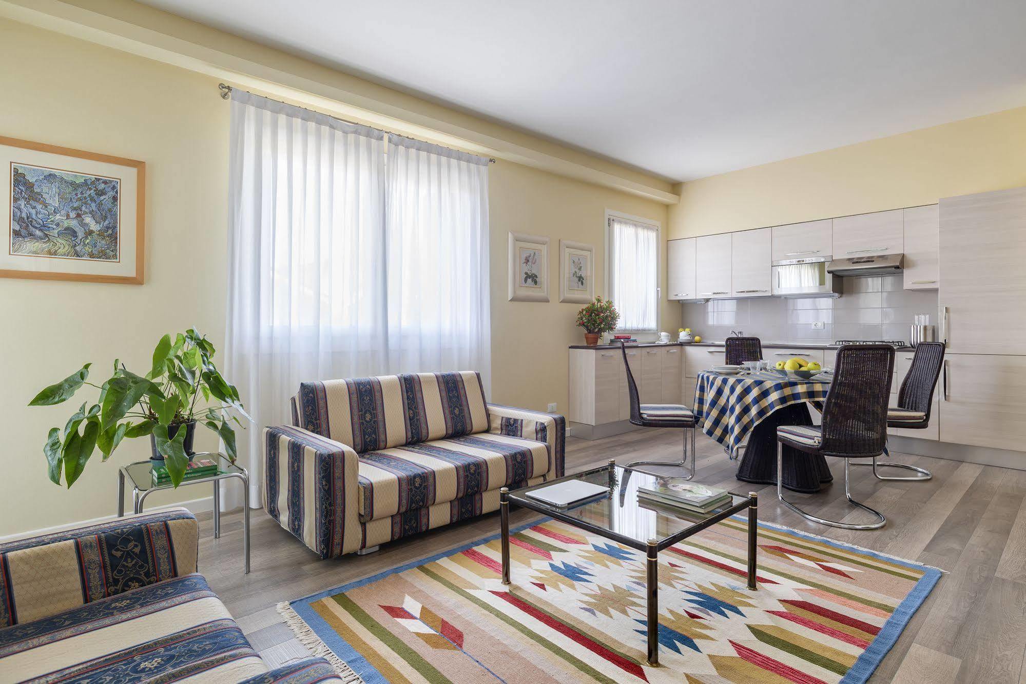 Palazzo Brando - Living Apartments เตรวิโซ ภายนอก รูปภาพ